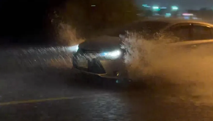 影/雨彈狂炸宜蘭！冬山街道慘淹腳踝　車輛劃過積水四濺