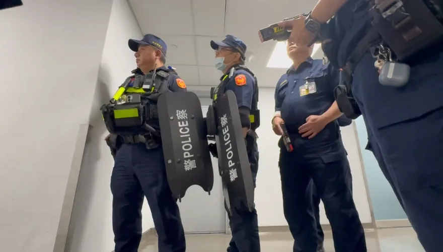 刀架人質！桃機上演23分鐘生死對峙　3警受傷救出實習生
