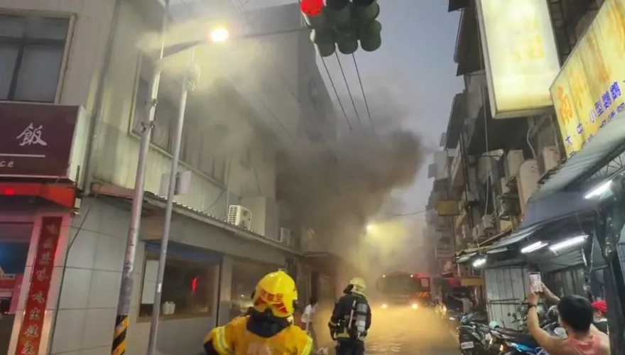 影/晚餐時間驚魂！嘉義阿宏師爆火警　店員急疏散全場