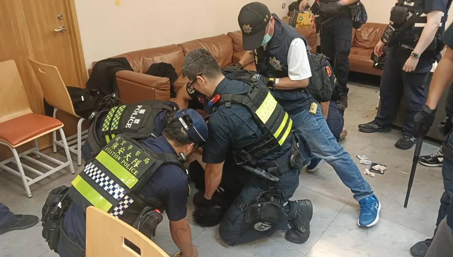 妻子吵架後出國崩潰！男怒吼「為什麼沒人理我」？持刀闖桃機辦公室挾人