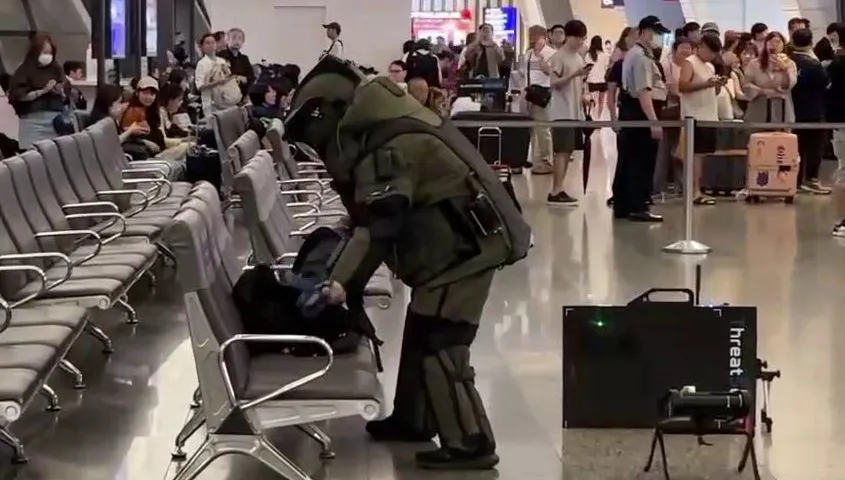 桃機持刀劫持人質「嫌犯背包丟大廳」！防爆小組處理竟未疏散人群