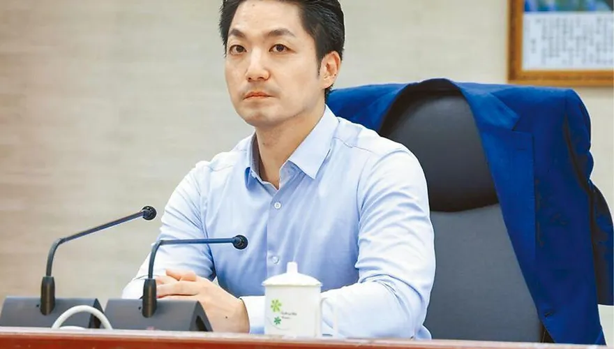 李明依挺蔣萬安遭出征！林佳新反擊青鳥：傻孩子、回頭看黨誰鳥你