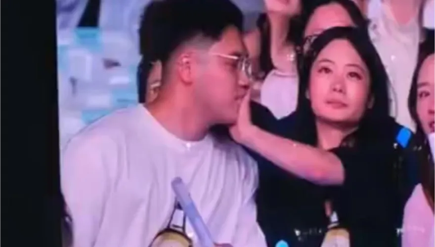 影/蕭敬騰杭州演唱會Kiss Cam被推開！男方疑出面：我們分手了