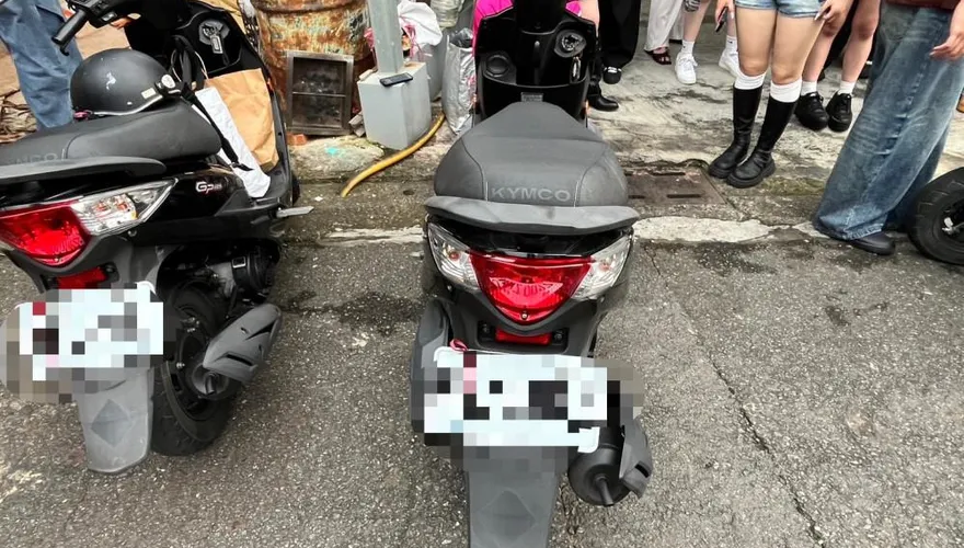 慘變夾心餅！女騎車遊小琉球「猛衝撞進民宅」　巨大聲響嚇爆