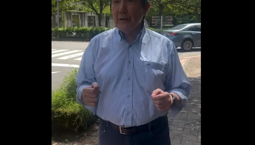 野生馬英九再被捕獲！在政大校園突然「唱軍歌」　網友：不太對勁