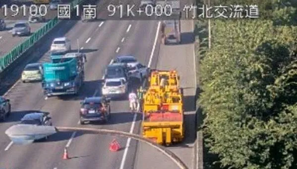 國道1號有突發狀況！4車追尾撞成一團
