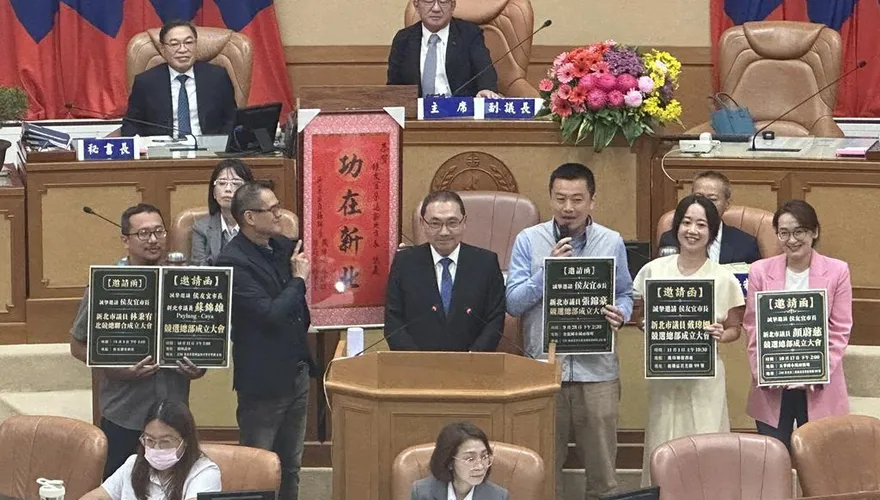 送「功在新北」綠營議員邀站台！侯友宜反應曝光