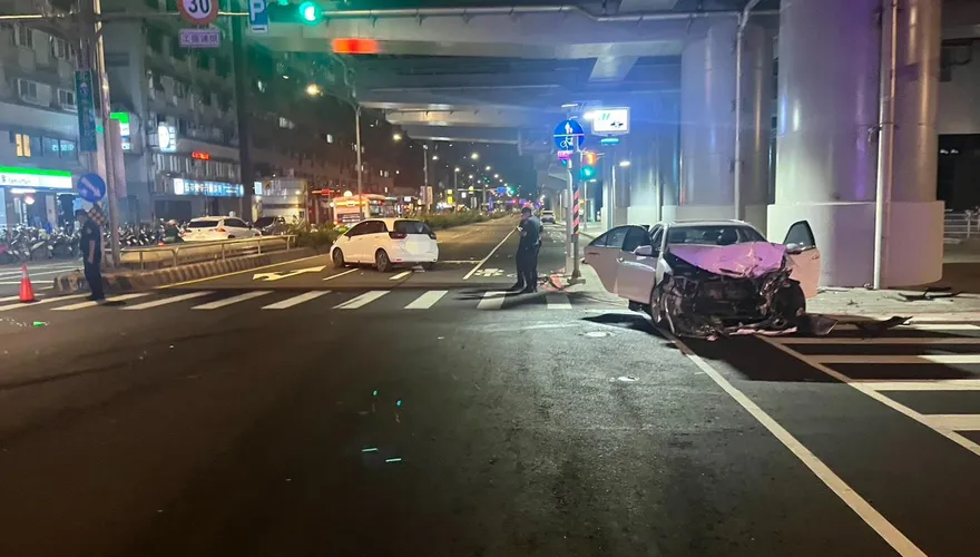 影/土城嚴重車禍！迴轉對撞直行車「車頭消失」　2人受傷