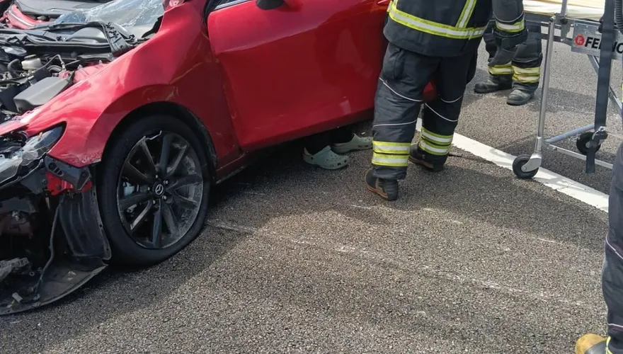 影/國1林口段自撞側翻！飛越4車道　駕駛肋骨斷5根