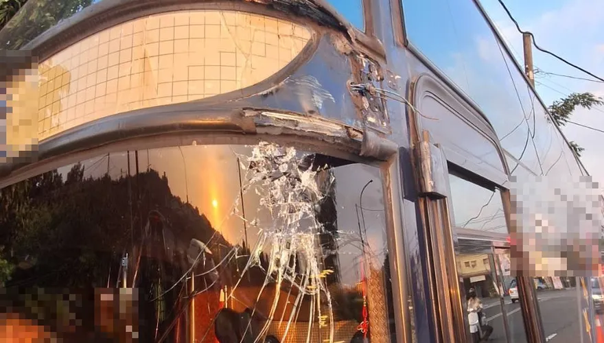 影/嘉義校車司機熱衰竭撞電桿！　高三生急拉手煞、拔鑰匙保20命