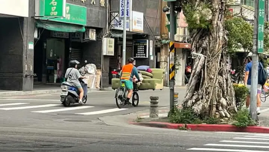 單車沒有極限！北市男載整座沙發還有靠枕　全網看傻