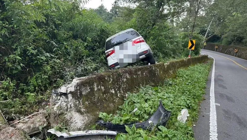 武嶺連續彎道休旅車失控衝破護欄　一家4口輕傷