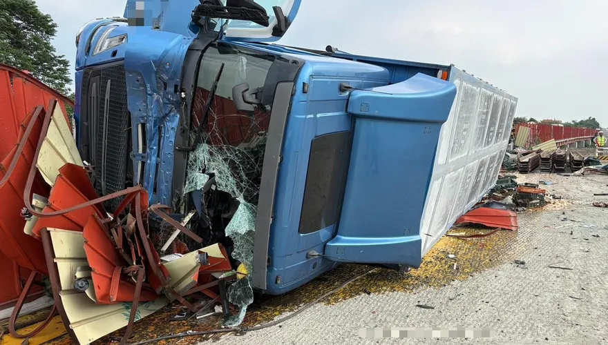 國1大埤段大貨車爆胎側翻！雞蛋砸滿地　駕駛送醫不治
