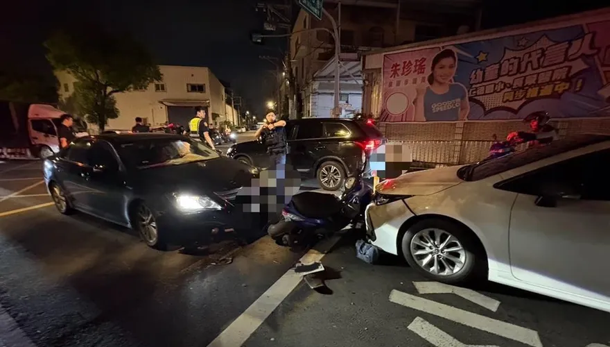 桃園八德驚傳7車連環撞！5人受傷送醫　現場滿地碎片