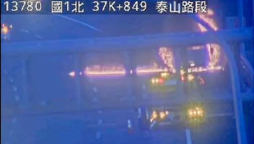 影/國道1號廂型車陷火海燒到剩骨架　6人跳車逃生