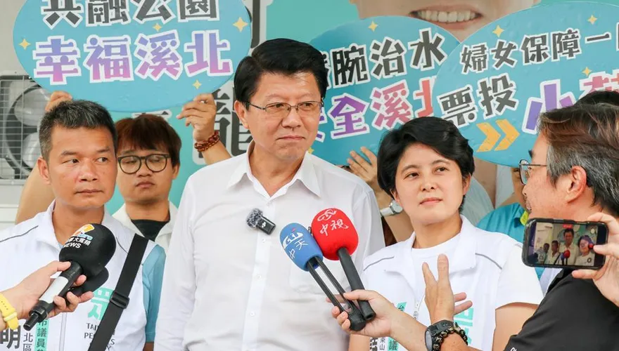 陪白營小雞掃街　謝龍介談「在野大聯盟」：鄉親期待翻轉大台南