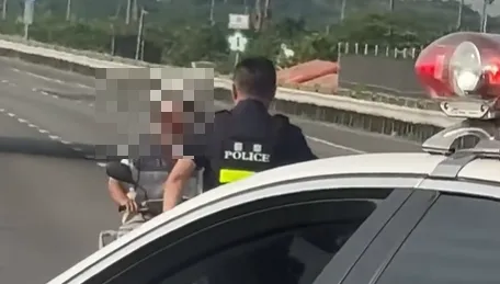 機車闖國道1號還逆行內側車道！79歲翁遭警設路障攔停
