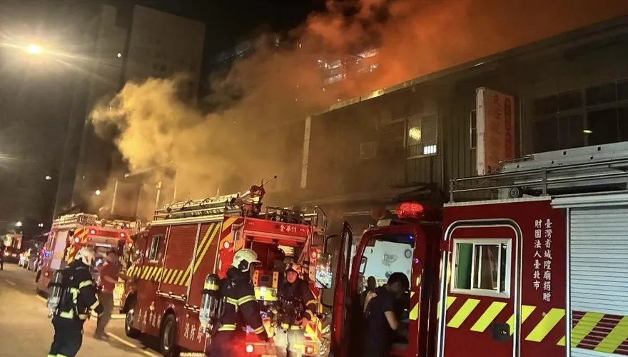 北市台大醫院旁火警　鐵皮起火全面燃燒濃煙狂竄