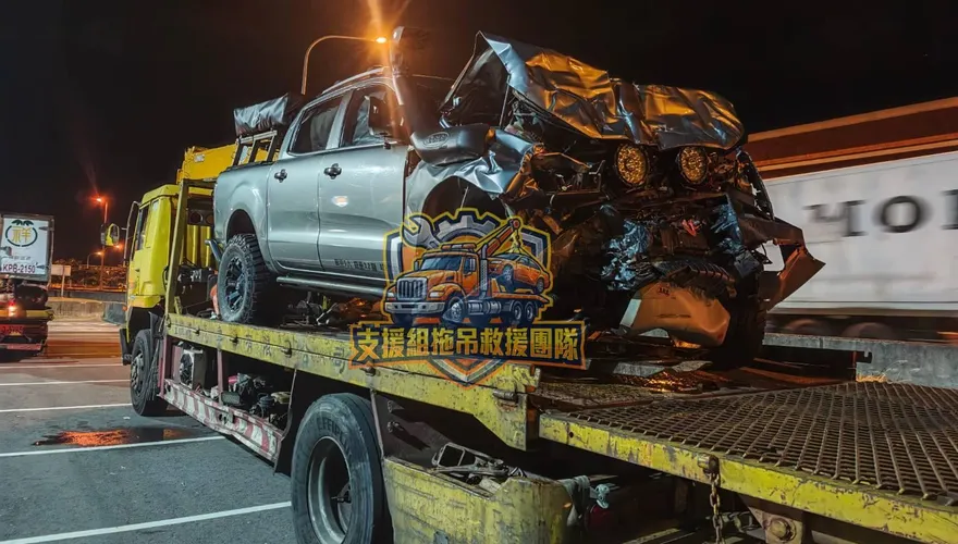 影/台中國道「4車嚴重事故」！碎片噴全車道、1人重創尚未脫險