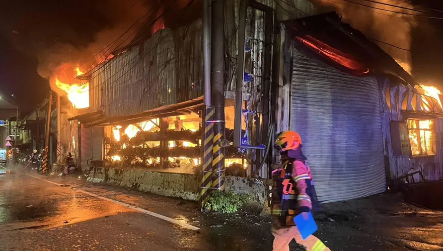 影/新北深夜工廠大火連2「狀況危急」！合計破2百消防員灌救