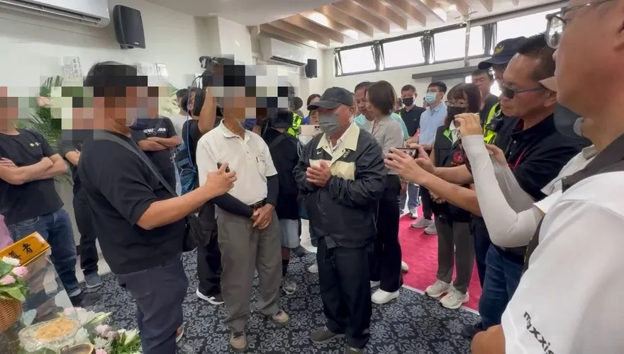 影/台中遭輾斃護理師告別式　嫌犯老父代出席被家屬圍剿