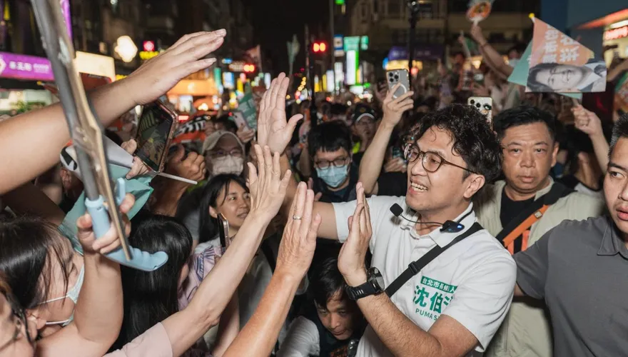拿名牌包找沈伯洋簽名！中產階級動搖？青鳥女神驚：蔣萬安該緊張了