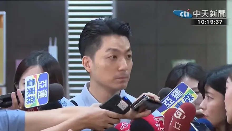 備詢玩手機被抓包！陳永德鞠躬喊拍謝   蔣萬安重申「好好檢討」