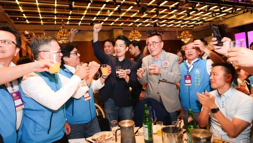 選戰升溫現場直擊！沈伯洋台上致詞　蔣萬安、李四川合體台下喊「凍蒜」