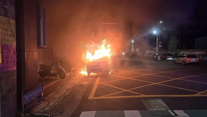 台中箱型車燒成火球！疑500CC發煙硝酸傾倒釀禍　駕駛急逃