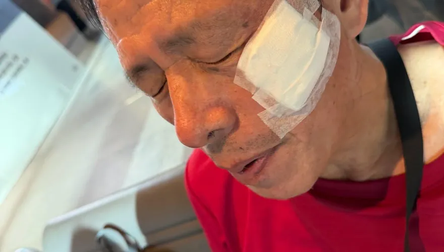 背包忘在車廂！劉克襄高鐵電扶梯回衝慘摔　坦言：低級錯誤