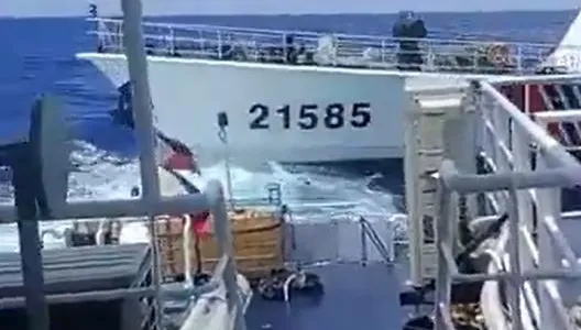 影/中菲再爆海上衝突！陸海警船遭菲船「加速斜插」　驚險畫面曝光