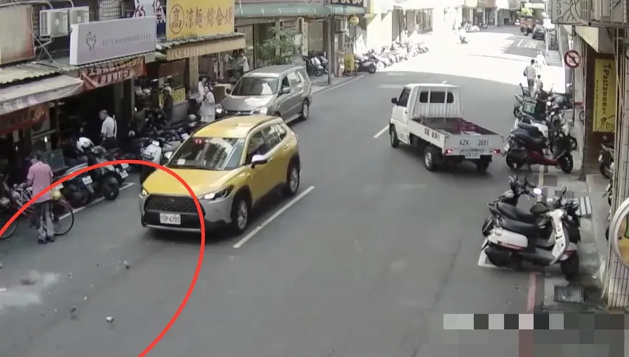 影/新北蘆洲公寓外牆磁磚崩落　路人、計程車險遭砸