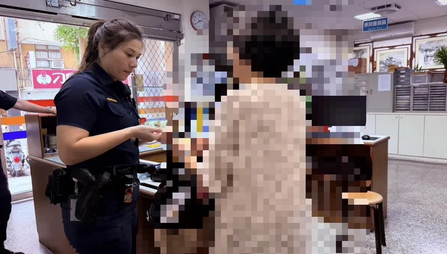 影/搭小黃搞丟亡夫骨灰項鍊急哭　暖警助找回北市婦破涕為笑