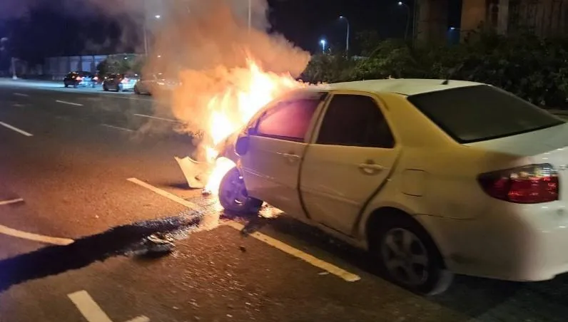 影/高雄男自撞分隔島釀火燒車！駕駛竟肇事落跑　天亮被逮