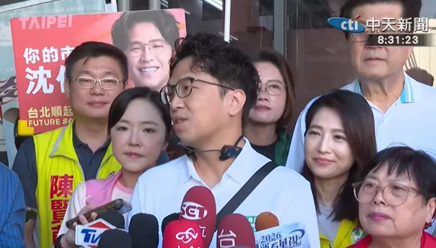 掃街民眾舉「佯瘤」合照鬧場！沈伯洋：我覺得蠻辛苦的