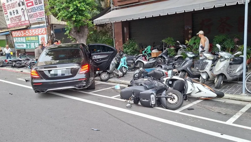 毒駕又酒駕！台中男開賓士失控「連撞28車」釀2傷