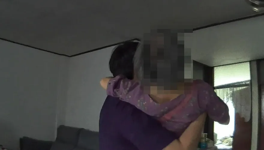 台中63歲婦人跌倒腿軟！暖警陪爬4樓再「公主抱」送回房