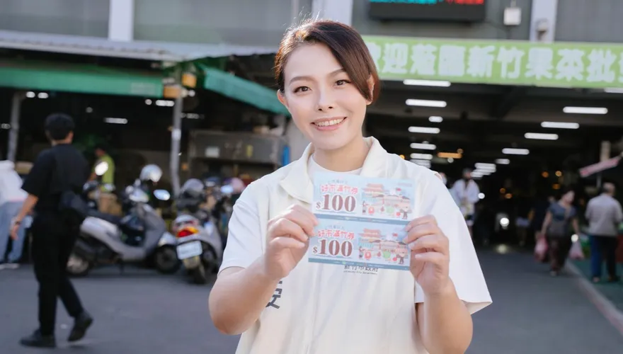 新竹市加倍券開跑！　高虹安親赴果菜市場發券炒熱買氣