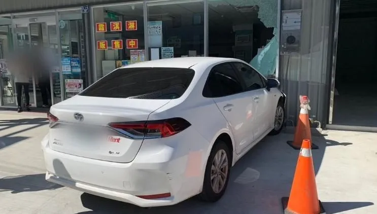 影/苗栗後龍轎車暴衝撞進超商　駕駛誤踩油門釀禍幸無人傷
