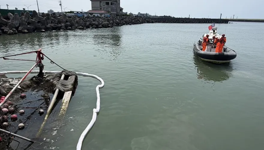屏東鹽埔漁港深黑油污！疑漁船漏油　海巡吸油棉索成功防堵