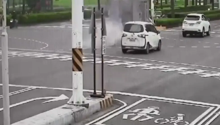 影/前鎮街頭突竄大片霧濛濛！高雄警方：小貨車故障