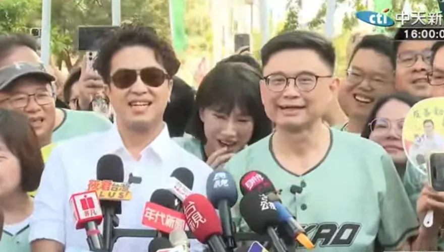 影/沈伯洋赴高雄合體划SUP　賴瑞隆邀蔣萬安、柯志恩「雙城辯論」