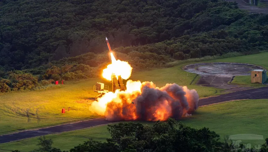 陸海空各型飛彈齊轟　國軍聯合精準彈藥射擊順利落幕