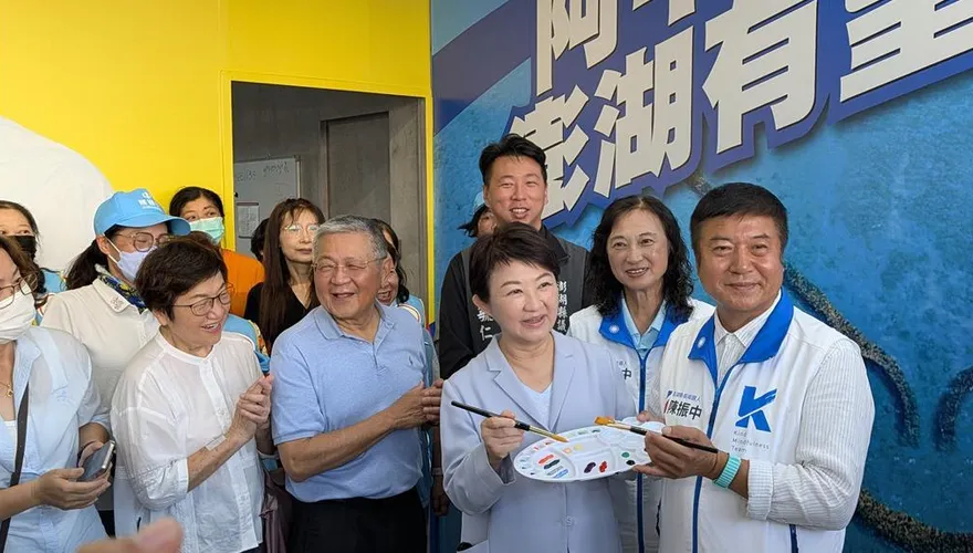 盧秀燕跨海輔選！贈陳振中「調色盤」：澎湖要選出好縣長