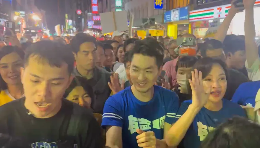 高雄颳起「萬安旋風」！蔣萬安合體柯志恩塞爆六合夜市