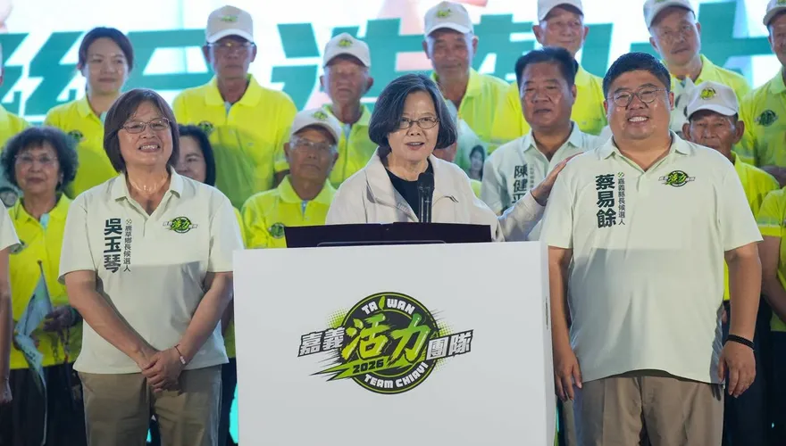 蔡英文站台嘉義縣長參選人蔡易餘　形容他是「靈活的胖子」