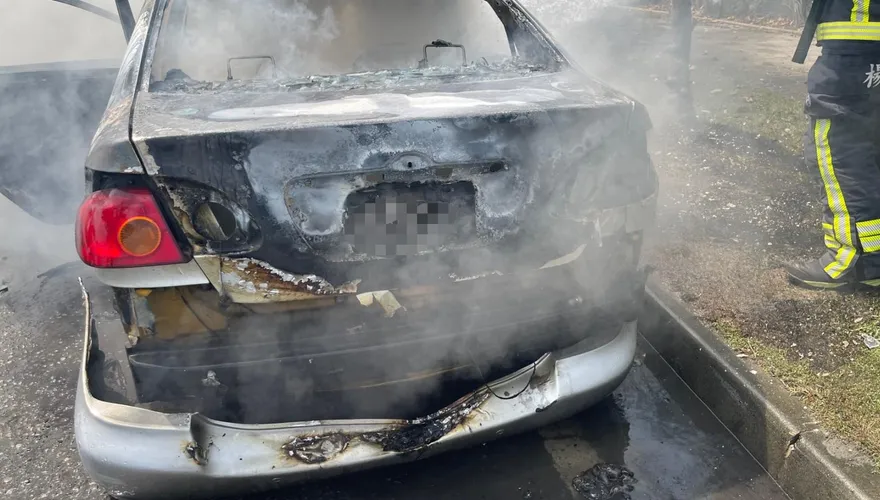 影/台中大里火燒車！駕駛被熊熊烈火燒成焦屍　死者身分待查