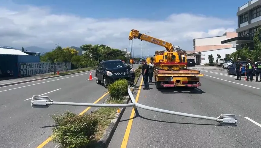 前立委廖國棟台東出車禍！駕車失控衝上分隔島　路燈桿遭猛撞折斷