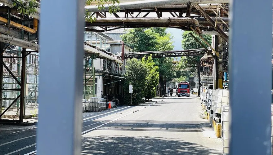 中華紙漿台東廠突冒大火！室外堆放紙張燃燒　濃煙狂竄