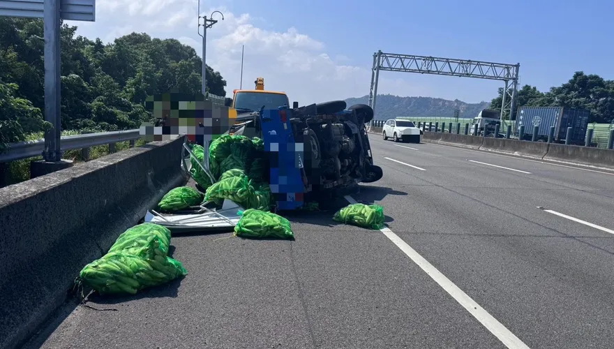國道3號大甲段小貨車爆胎翻覆！滿載玉米散落一地　幸無人傷